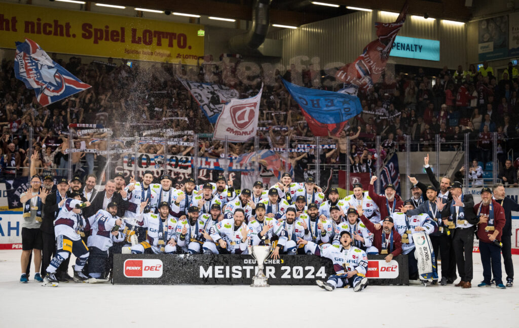 Wörpel Bau als Sponsor der Eisbären Meisterschaftsfoto