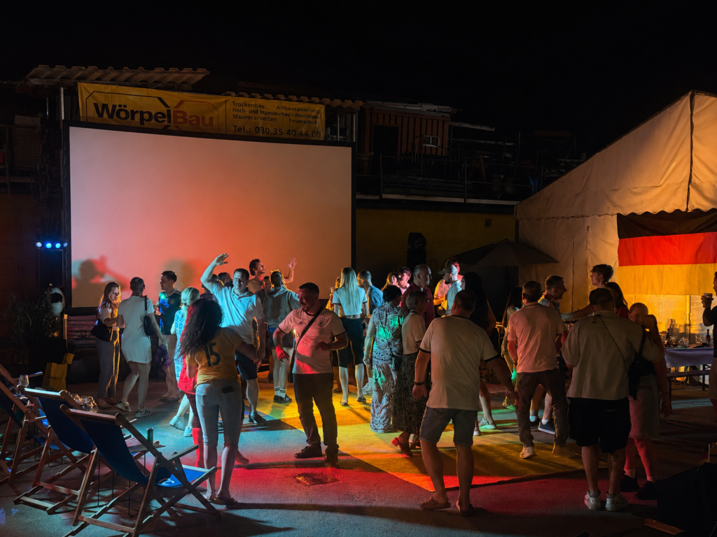 tanz beim public viewing der woerpel bau